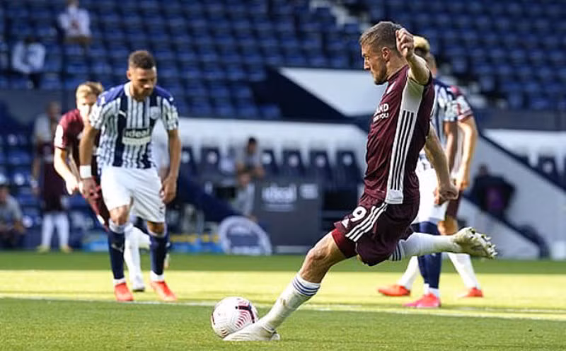 Giày vàng Vardy lập cú đúp trên chấm 11m cho Leicester.