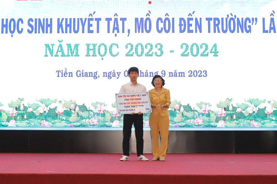 Học sinh nhận tài trợ học phí thường xuyên. Học sinh nhận tài trợ học phí thường xuyên.