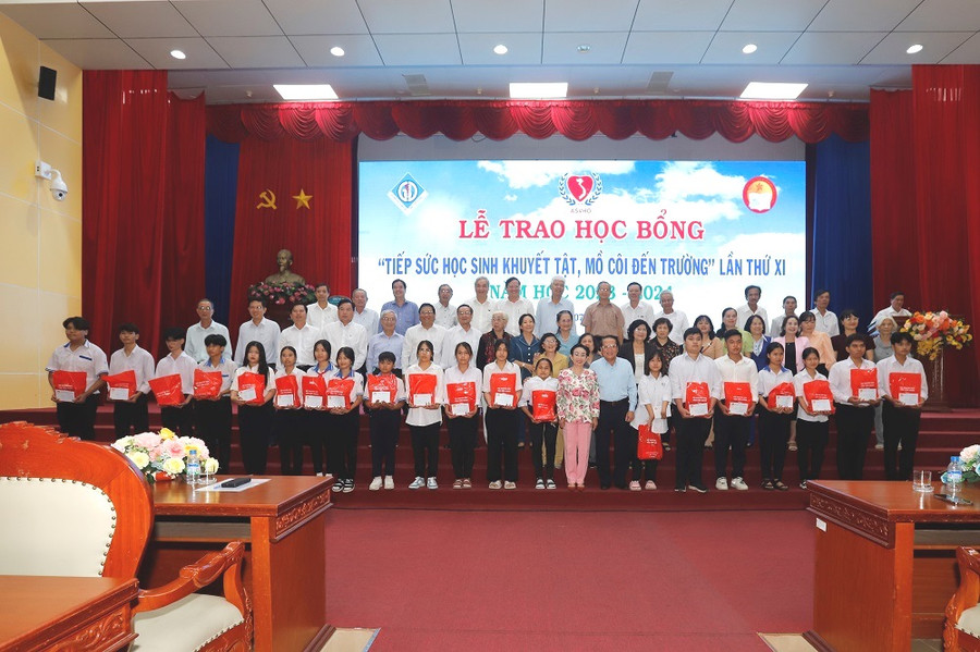 Lãnh đạo, đại biểu chụp hình cùng học sinh. Lãnh đạo, đại biểu chụp hình cùng học sinh.