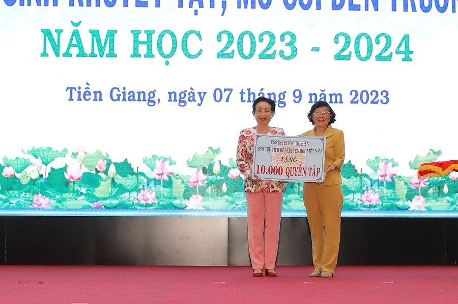 PGS.TS Trương Thị Hiền - Phó Chủ tịch Trung ương Hội Khuyến học Việt Nam trao bảng tượng trưng tặng 10.000 quyển tập cho Hội Khuyến học tỉnh Tiền Giang. PGS.TS Trương Thị Hiền - Phó Chủ tịch Trung ương Hội Khuyến học Việt Nam trao bảng tượng trưng tặng 10.000 quyển tập cho Hội Khuyến học tỉnh Tiền Giang.