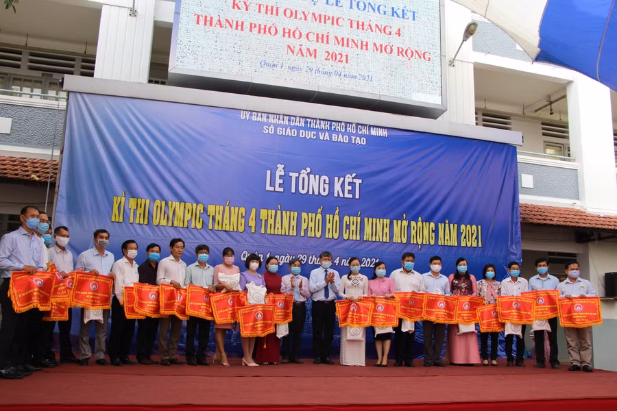Lãnh đạo Sở GD-ĐT TP.HCM trao cờ lưu niệm cho các đơn vị phòng GD-ĐT tham gia cuộc thi năm 2021.