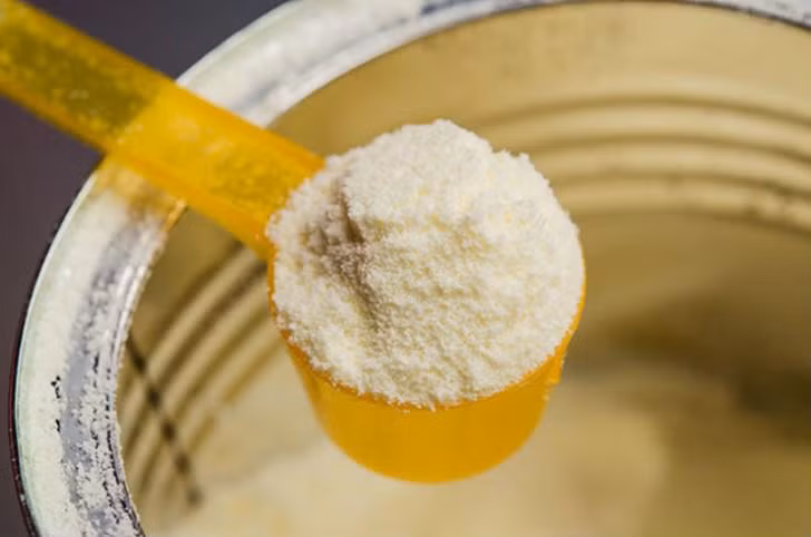 Cách nhận biết sữa bột giả, kém chất lượng chỉ bằng 1 cốc nước lạnh ảnh 2