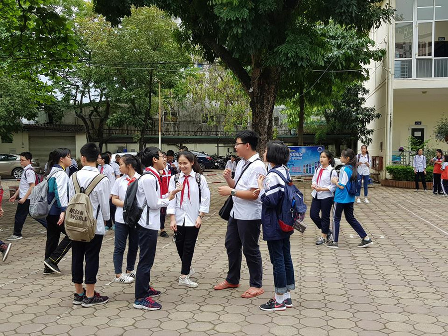 Các học sinh trao đổi trước giờ thi