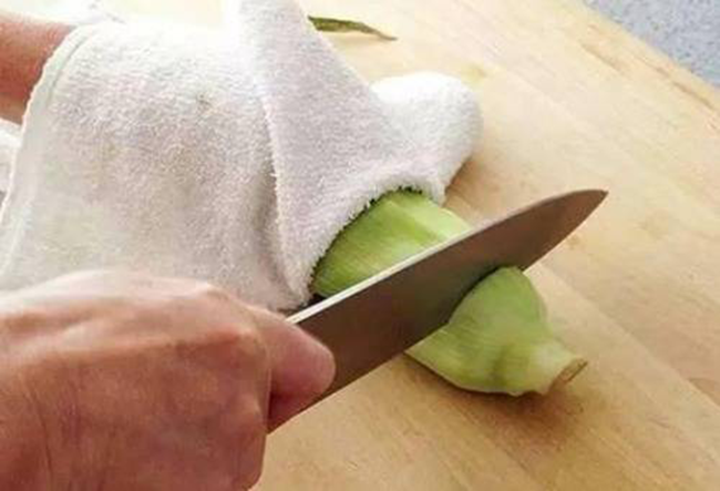 Mẹo bóc vỏ tỏi, bắp, trứng và hành tây vô cùng bất ngờ và thú vị!