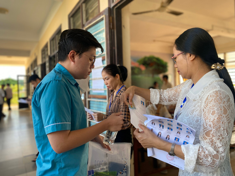 Cán bộ coi thi đối chiếu thông tin dự thi khi gọi thí sinh vào phòng thi. Cán bộ coi thi đối chiếu thông tin dự thi khi gọi thí sinh vào phòng thi.