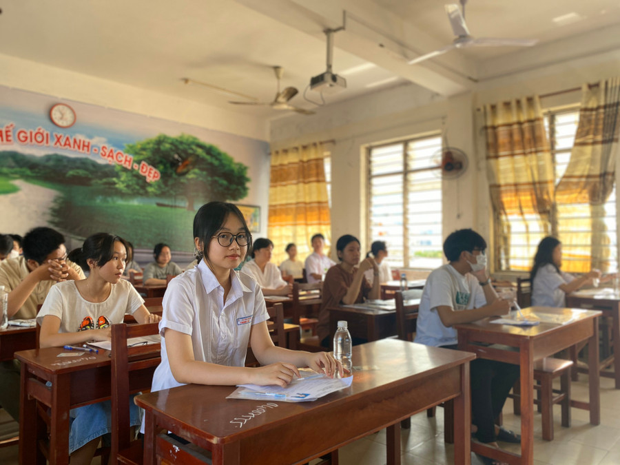 Thí sinh Đà Nẵng dự thi môn Ngữ văn, Kỳ thi tốt nghiệp THPT năm 2023. Thí sinh Đà Nẵng dự thi môn Ngữ văn, Kỳ thi tốt nghiệp THPT năm 2023.