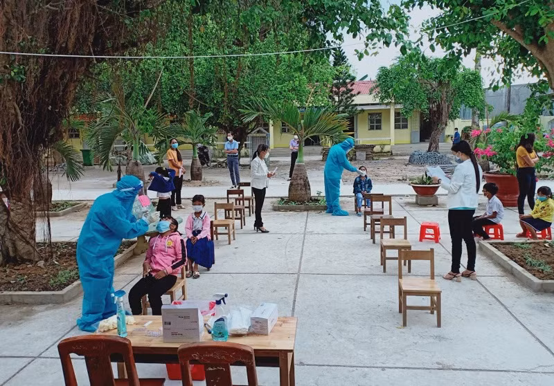 Trường Tiểu học Đa Lộc A (xã Đa Lộc, huyện Châu Thành, Trà Vinh) xét nghiệm cho học sinh trước khi trở lại trường.
