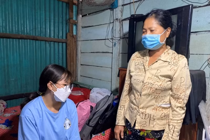 Thanh My và mẹ Kim Quyên trong căn nhà nhỏ.