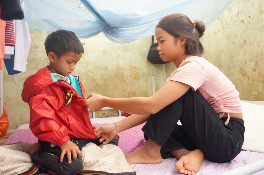 Y Cương thay cha mẹ chăm lo cho các em. Ảnh: Trúc Hân Y Cương thay cha mẹ chăm lo cho các em. Ảnh: Trúc Hân