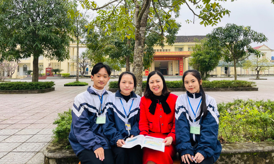 Đặng Thị Hạnh cùng cô giáo và các thành viên đội tuyển Địa lý Trường THPT Nguyễn Đổng Chi.