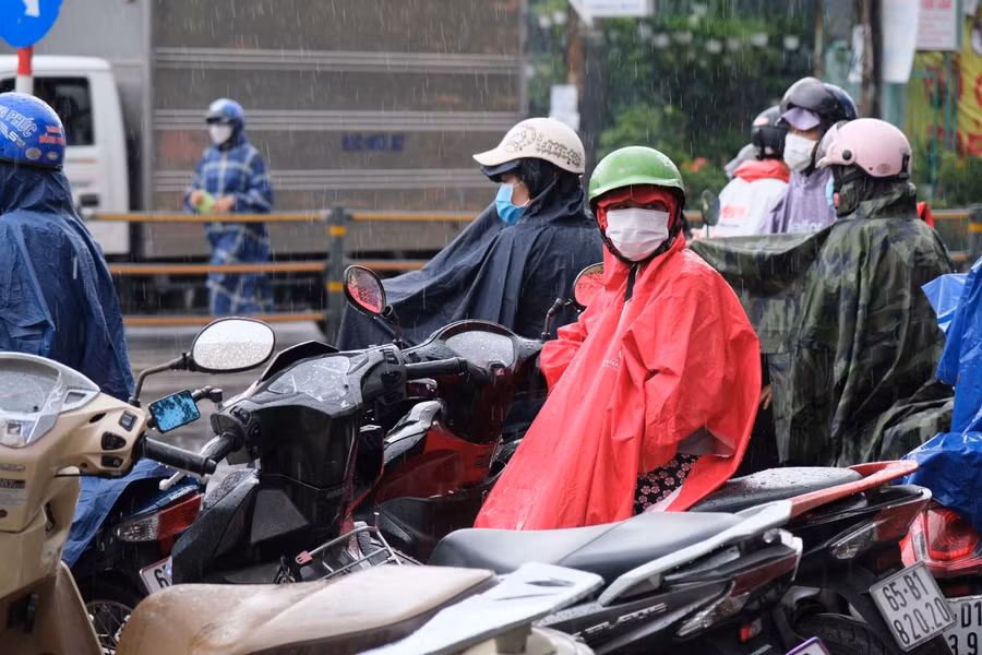 Phụ huynh đội mưa chờ con trước trường thi chiều 7/6.