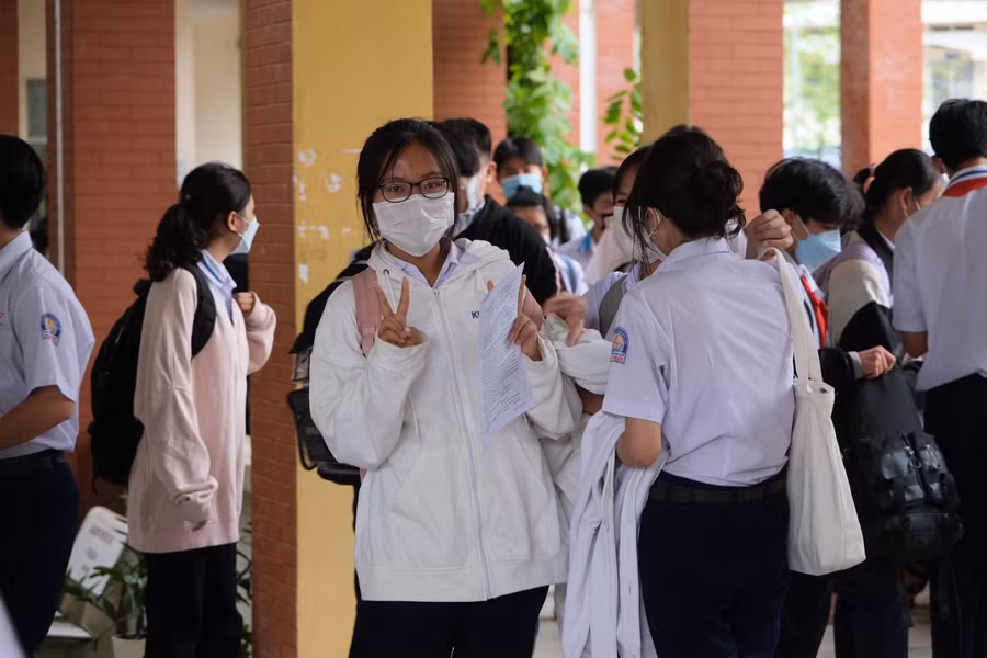 Thí sinh vui vẻ rời trường thi chiều 7/6.