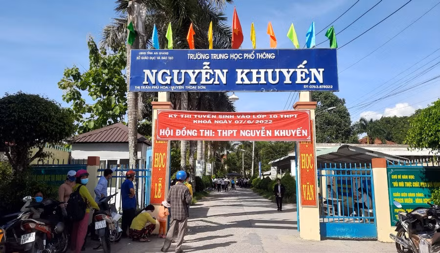 Phụ huynh đón con tại Hội đồng thi Trường THPT Nguyễn Khuyến (huyện Thoại Sơn, An Giang).