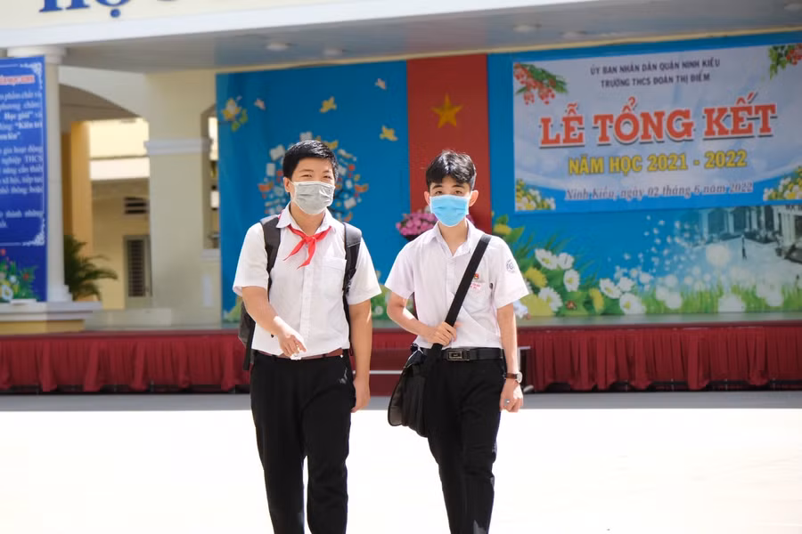 Thí sinh hoàn thành bài thi môn Toán tại điểm thi Trường THCS Đoàn Thị Điểm, quận Ninh Kiều.