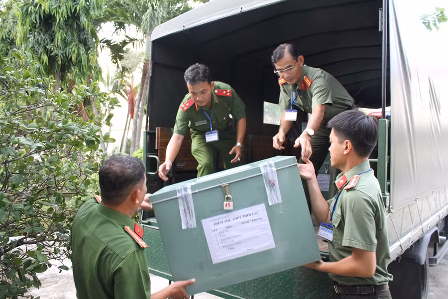 Hằng năm, đề thi tốt nghiệp THPT ở TP Cần Thơ được áp tải bằng xe đặc chủng của Công an.