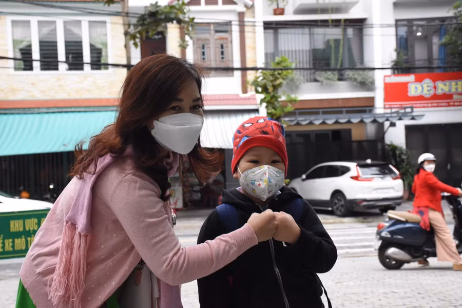 Lời chào của cô Hiệu trưởng với học sinh lớp Một trong ngày đầu tiên đến trường