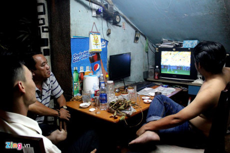 Nguy hiểm khi thức khuya triền miên xem bóng đá - Ảnh 1 Nguy hiem khi thuc khuya trien mien xem bong da - Anh 1