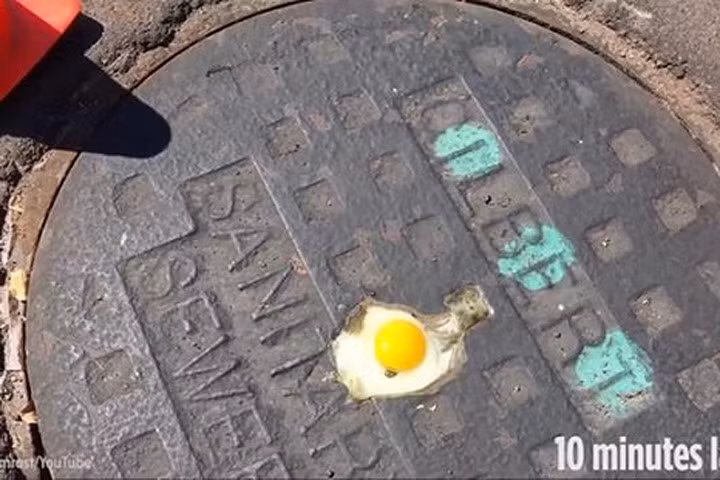 Nắng nóng, dân Mỹ rán trứng trên nắp cống