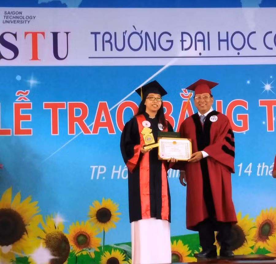PGS.TS Cao Hào Thi – Hiệu trưởng Trường ĐH Công nghệ Sài Gòn - trao bằng tốt nghiệp cho tân Thủ khoa năm 2016