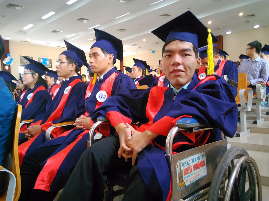 Á khoa Nguyễn Hữu Toàn chuẩn bị lên nhận bằng tốt nghiệp Á khoa Nguyễn Hữu Toàn chuẩn bị lên nhận bằng tốt nghiệp