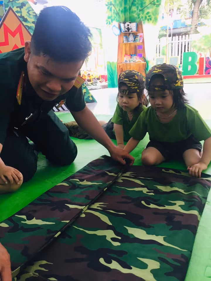 Bộ đội hướng dẫn cho "đồng đội" gấp chăn