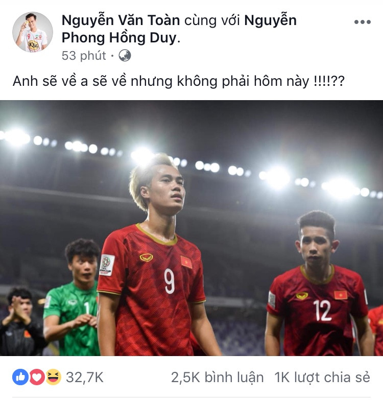 Tiền đạo Văn Toàn đăng tải dòng trạng thái "rất chất" và không quên tag người đồng đội Hồng Duy