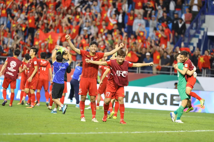 Niềm vui của các cầu thủ đội tuyển Việt Nam sau chiến thắng trước Jordan. Ảnh: Hoàng Linh 