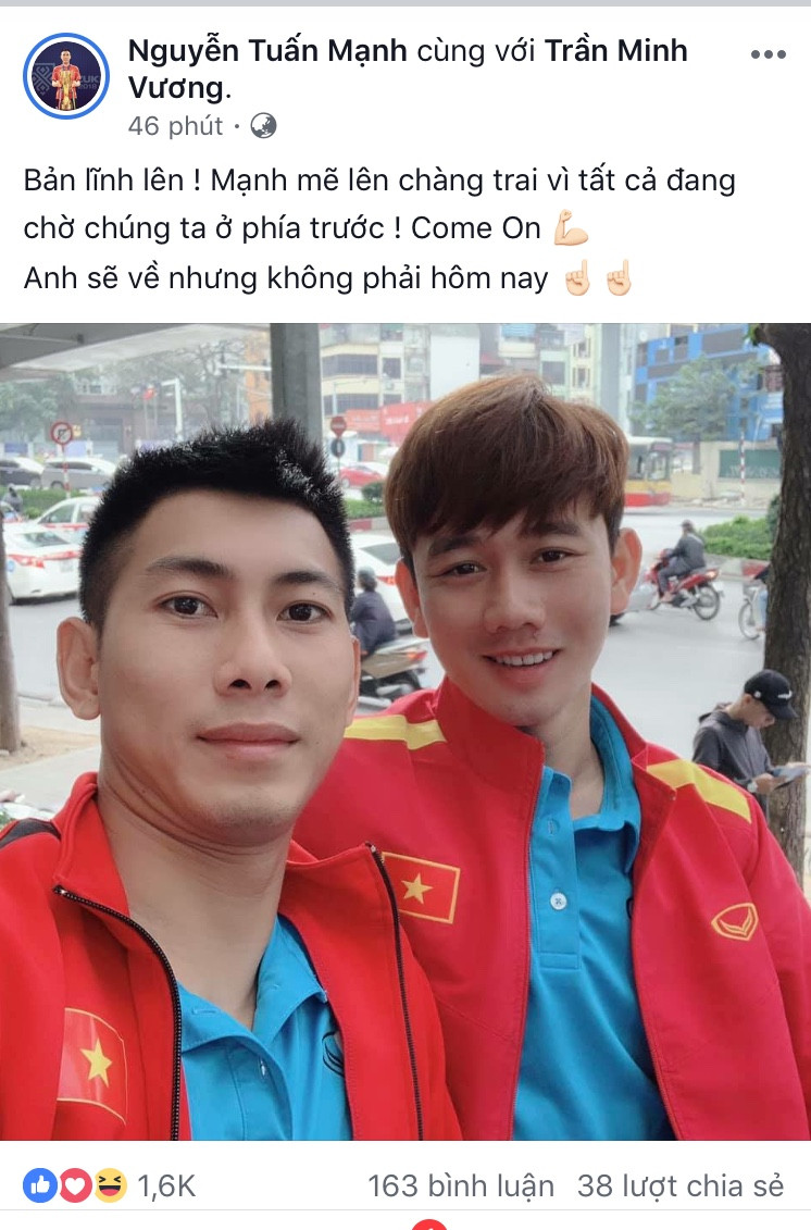 Tuấn Mạnh động viên Minh Vương sau pha sút không thành công trên chấm 11m và cũng không quên bắt kịp trend với các đồng đội