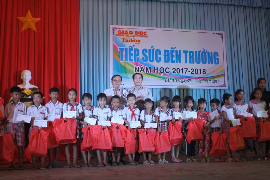 Tiếp sức học trò miền biển trước thềm năm học mới