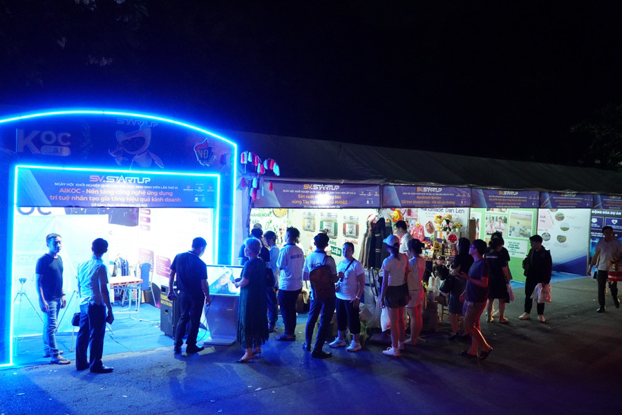 Đến tối 11/5, công tác chuẩn bị cho Ngày hội đã hoàn tất. Các đội kiểm tra lại các khâu để tham dự lễ khai mạc vào sáng 12/5.