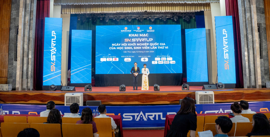 Chiều 11/5, Ban Tổ chức Ngày hội tiến hành tổng dợt chương trình khai mạc.