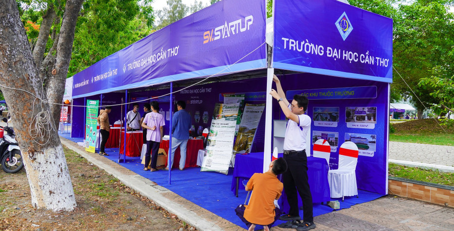 Các đội khẩn trương hoàn thành gian trưng bày sản phẩm.