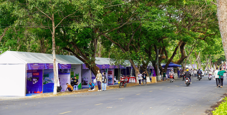 Gian trưng bày sản phẩm khởi nghiệp đặt trong khuôn viên Trường ĐH Cần Thơ.