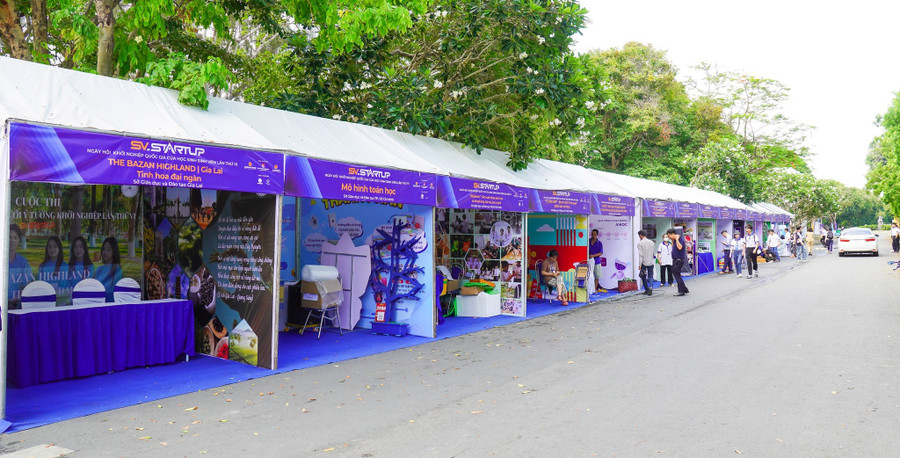 Các gian trưng bày sản phẩm được hoàn tất từ trưa 11/5.