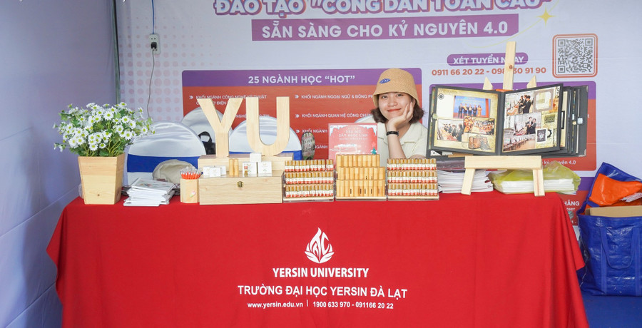 Gian trưng bày của Trường ĐH Yersin Đà Lạt đã sẵn sàng.