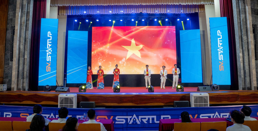 Tổng duyệt chương trình khai mạc vào chiều 11/5 tại Trường ĐH Cần Thơ.