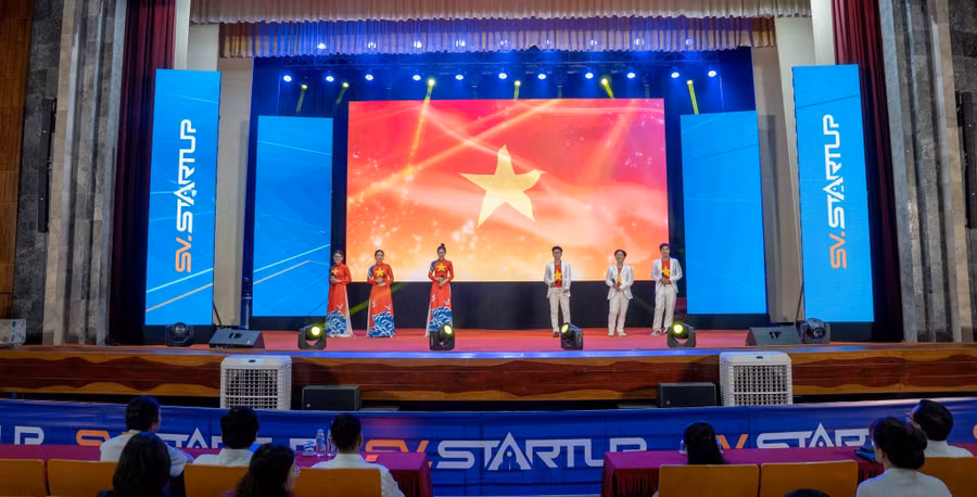 Tổng duyệt chương trình khai mạc vào chiều 11/5 tại Trường ĐH Cần Thơ.