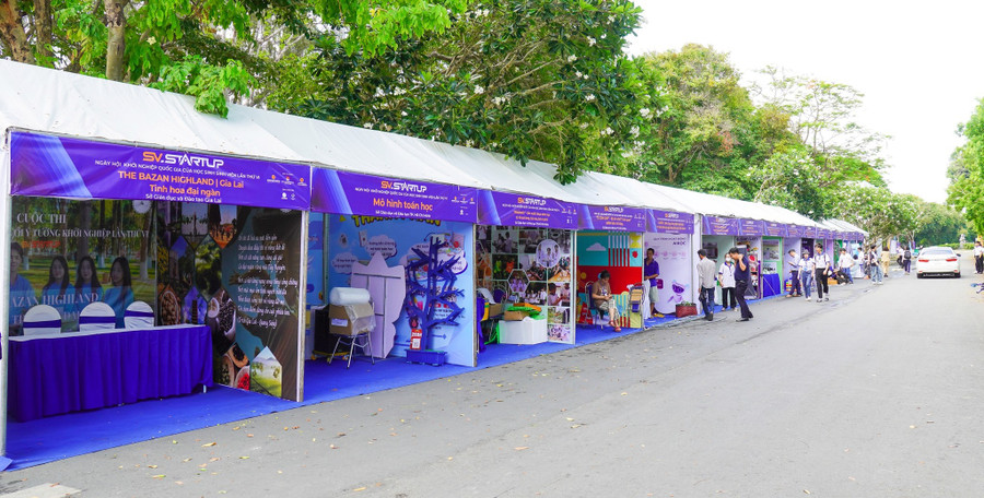 Các gian hàng chuẩn bị sẵn sàng cho khai mạc Ngày hội sáng 12/5.