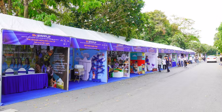 Các gian hàng chuẩn bị sẵn sàng cho khai mạc Ngày hội sáng 12/5.