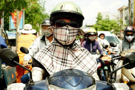 Tây choáng vì phụ nữ Việt trùm kín mít ra đường - Ảnh 5 Tay choang vi phu nu Viet trum kin mit ra duong - Anh 5