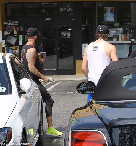 Bo con David - Brooklyn Beckham do co bap san chac voi nhau tren pho - Anh 3