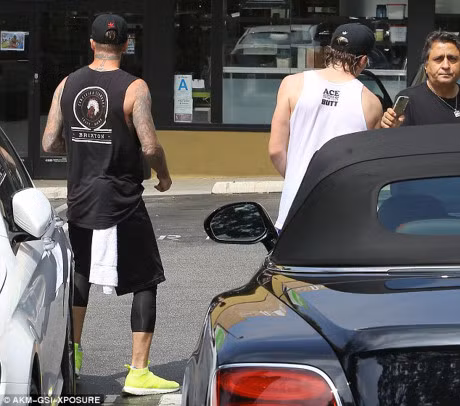 Bo con David - Brooklyn Beckham do co bap san chac voi nhau tren pho - Anh 2