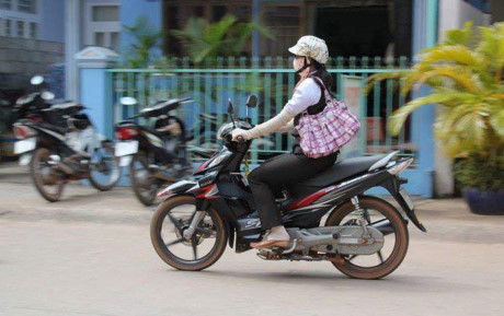 Tây choáng vì phụ nữ Việt trùm kín mít ra đường - Ảnh 1 Tay choang vi phu nu Viet trum kin mit ra duong - Anh 1