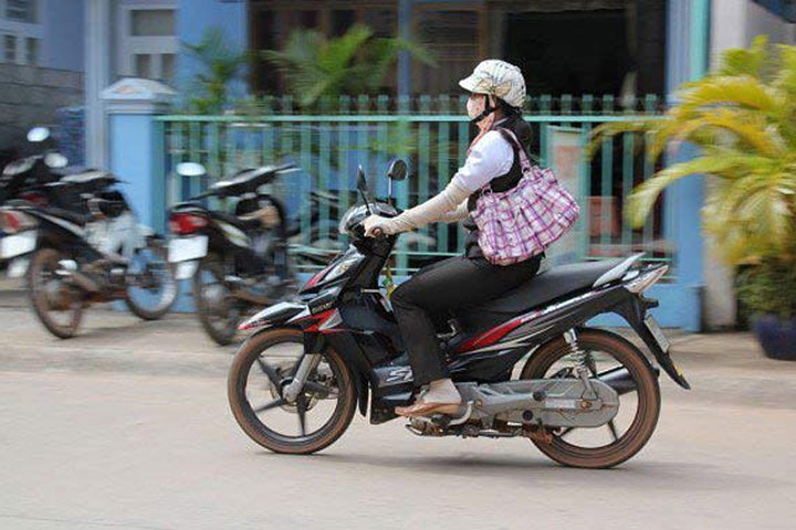 Tây choáng vì phụ nữ Việt trùm kín mít ra đường