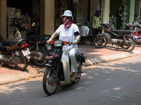 Tây choáng vì phụ nữ Việt trùm kín mít ra đường - Ảnh 2 Tay choang vi phu nu Viet trum kin mit ra duong - Anh 2