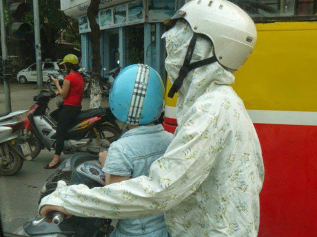 Tây choáng vì phụ nữ Việt trùm kín mít ra đường - Ảnh 4 Tay choang vi phu nu Viet trum kin mit ra duong - Anh 4