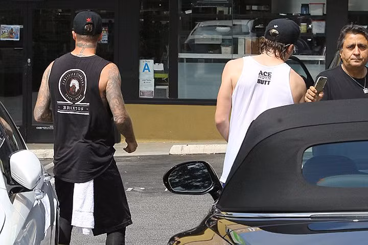 Bố con David và Brooklyn Beckham đọ cơ bắp săn chắc với nhau trên phố