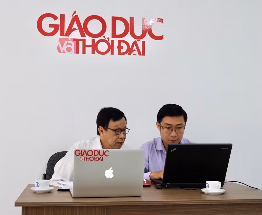 Ông Nguyễn Hữu Nhân (bên trái), Trưởng Phòng Chính trị tư tưởng (Sở GD&amp;ĐT TP Cần Thơ) trả lời độc giả tại đầu cầu Cần Thơ.