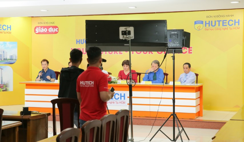 Buổi ghi hình tư vấn trực tuyến ngày 23/2 tại HUTECH. Ảnh: NVCC