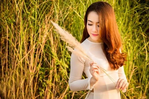 Hot girl Lào bị nhầm tưởng gái Việt khi mặc áo dài